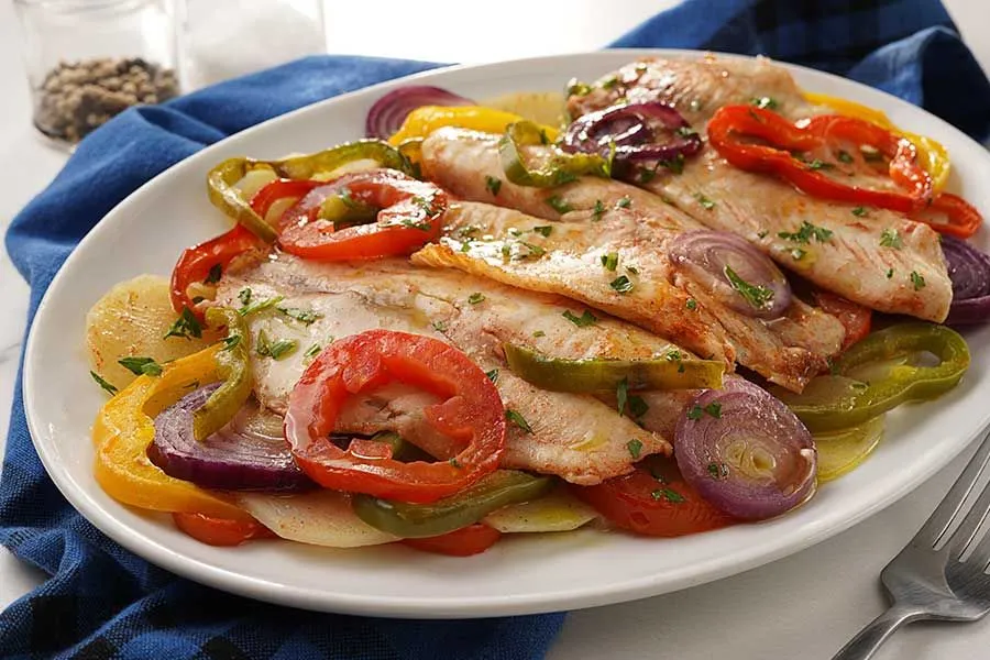 Filé de Tilápia Assado com Batatas, Tomate e Pimentão