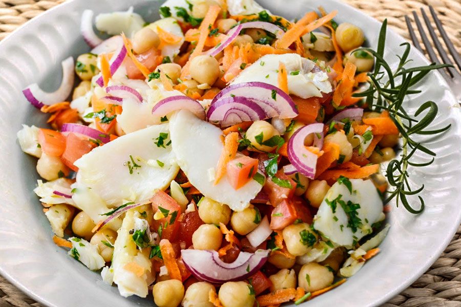 Salada de grão de bico com bacalhau